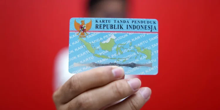 Over 70 Foreign Residents Received Indonesian ID Cards in Badung Last Year 37 Illustration photo of a person holding an Indonesian ID card