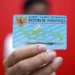 Over 70 Foreign Residents Received Indonesian ID Cards in Badung Last Year 47 Illustration photo of a person holding an Indonesian ID card