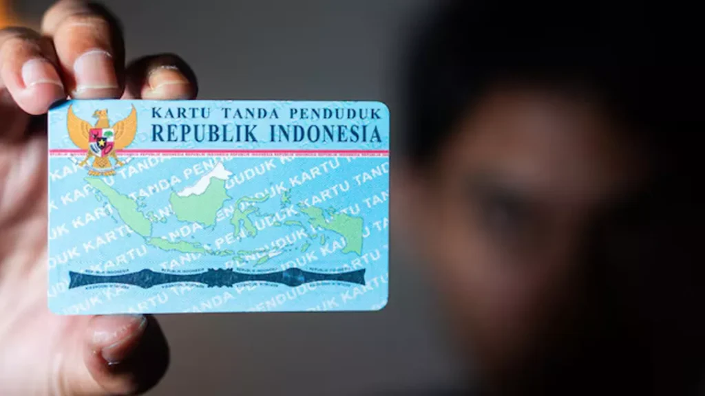 Illustration photo of a person holding an Indonesian ID card