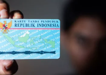 Illustration photo of a person holding an Indonesian ID card