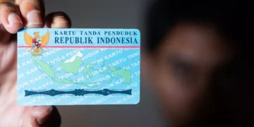 Illustration photo of a person holding an Indonesian ID card