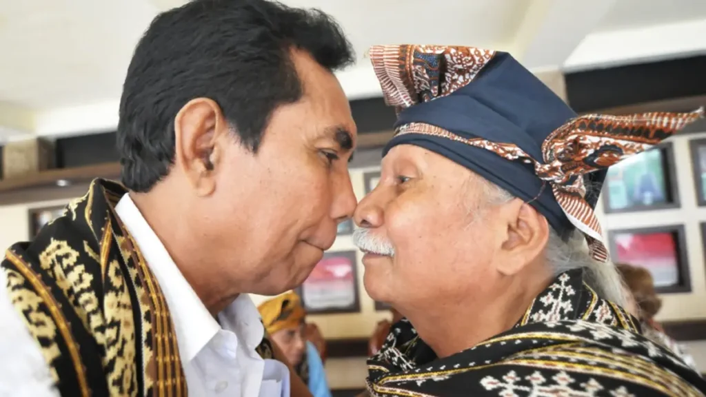 Beyond the Handshake: The 'Henge'do' Nose Kiss of Sabu Island 2 The Hengedo tradition (read Henge'do), namely the nose-kissing tradition, is usually carried out by the Sabu tribe in NTT Province.