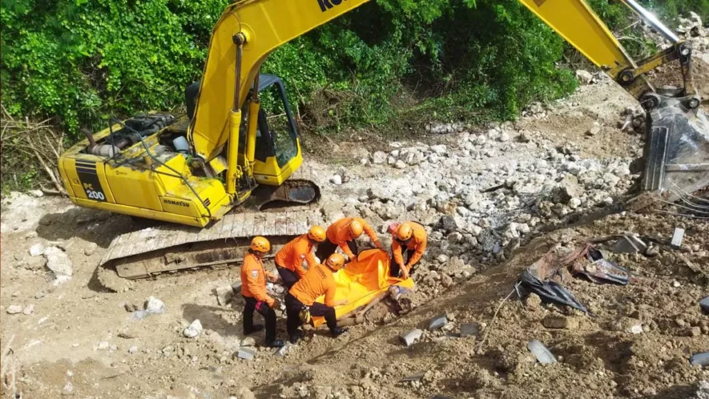A sudden collapse at a project in Ungasan, South Kuta, on Friday afternoon resulted in two fatalities and one injury, with rescue teams working cautiously in unstable conditions.