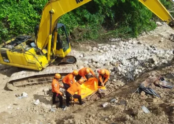 A sudden collapse at a project in Ungasan, South Kuta, on Friday afternoon resulted in two fatalities and one injury, with rescue teams working cautiously in unstable conditions.