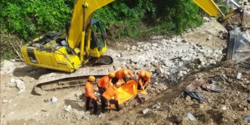A sudden collapse at a project in Ungasan, South Kuta, on Friday afternoon resulted in two fatalities and one injury, with rescue teams working cautiously in unstable conditions.
