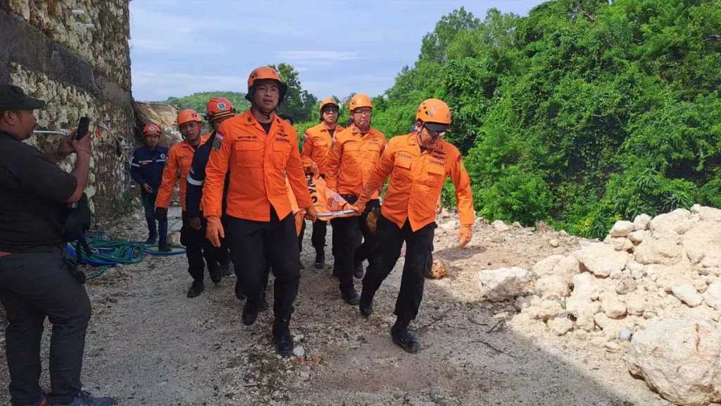 Landslide at Bali Construction Site Kills Two Workers, Injures Another 38
Evacuation Photos of Landslide Victims in Ungasan (Hey Bali)