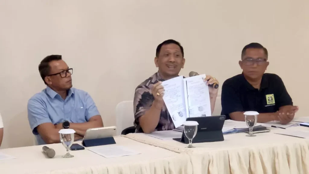 Explained: The Long-Running Land Certificate Dispute That Drew Bali’s Top Land Official Into a Criminal Case 39
Press Conference Photo, The blue shirt is the head of the Bali regional land office accompanied by legal counsel, January 18, 2026 (Hey Bali)