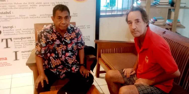 Photo of Max Widi S.H. when meeting with his client Andrew Joseph McLean at the Immigration Detention Center, January 20, 2026 (Doc: Hey Bali)