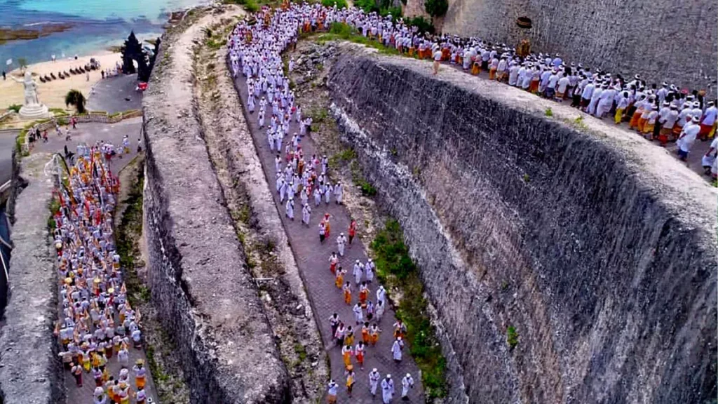 Authentic Bali 2026: 5 Cultural Traditions Beyond the Tourist Trail 39
Melasti Ceremony at Melasti Beach, Ungasan (Hey Bali / Bayumi Budiman)