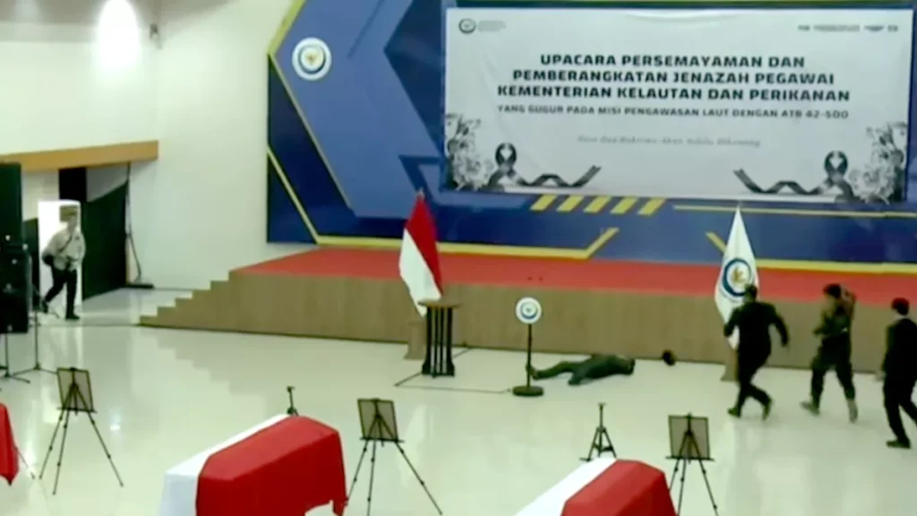 VIDEO: Indonesian Fisheries Minister Collapses from Exhaustion at Memorial Ceremony 3 Screenshot of Video of Minister of Maritime Affairs and Fisheries, Sakti Wahnyu Trenggono Fainting, January 25, 2026 (Hey Bali)