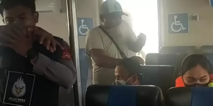 Photo of the atmosphere inside the fastboat when the engine of the ship, The Angkal 6, caught fire in the waters of Nusa Penida (IST)