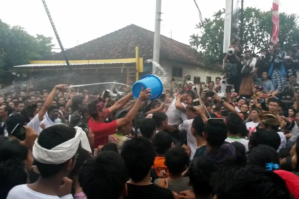 Authentic Bali 2026: 5 Cultural Traditions Beyond the Tourist Trail 40 The atmosphere during Omed-omedan