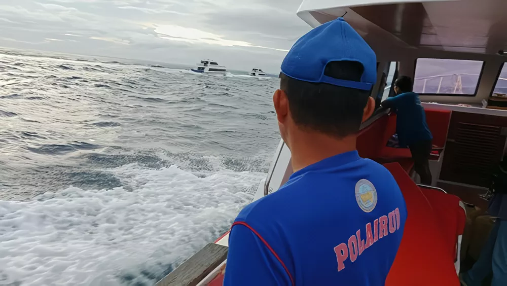Ferry to Nusa Penida Catches Fire Mid-Voyage; All 96 Passengers and Crew Safe 38 Photo: Handling the fire on the Angkal 6 boat, Tuesday (January 6, 2026). (Klungkung Police Patrol Unit)