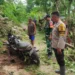 Photo: Officers evacuate a motorcycle that was hit by a fallen tree in Seraya Barat Village, Karangasem, Tuesday (January 20, 2026). (Doc. Karangasem Regional Disaster Management Agency)