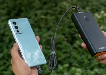 Illustration photo of someone using a power bank