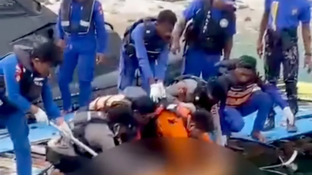 Screenshot of the Evacuation Process of one of Coach Valencia's children from the Bankai of the Putri Sakinah Ship, January 6, 2026 (Hey Bali)