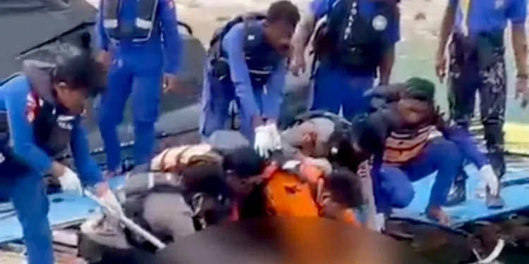 Screenshot of the Evacuation Process of one of Coach Valencia's children from the Bankai of the Putri Sakinah Ship, January 6, 2026 (Hey Bali)