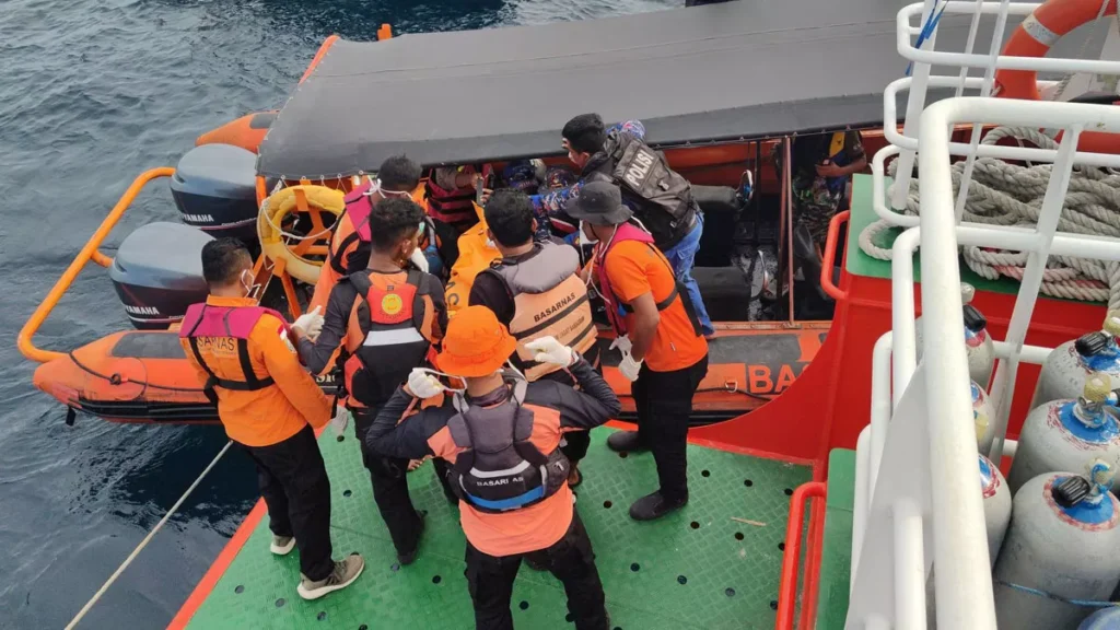 The Last Boy of Padar Strait: The Search for Valencia Coach's Final Child Enters Day 13 38 Photo of the body of one of Valencia's coach's children being transferred from a speedboat to a Basarnas ship before being taken back to Labuan Bajo. January 6, 2026 (Hey Bali)