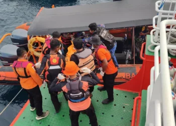 Photo of the body of one of Valencia's coach's children being transferred from a speedboat to a Basarnas ship before being taken back to Labuan Bajo. January 6, 2026 (Hey Bali)