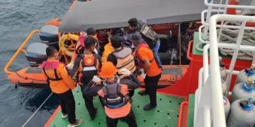 Photo of the body of one of Valencia's coach's children being transferred from a speedboat to a Basarnas ship before being taken back to Labuan Bajo. January 6, 2026 (Hey Bali)