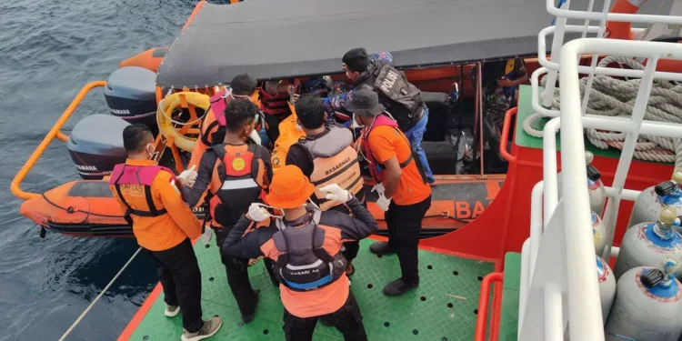 Photo of the body of one of Valencia's coach's children being transferred from a speedboat to a Basarnas ship before being taken back to Labuan Bajo. January 6, 2026 (Hey Bali)