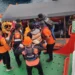 Photo of the body of one of Valencia's coach's children being transferred from a speedboat to a Basarnas ship before being taken back to Labuan Bajo. January 6, 2026 (Hey Bali)