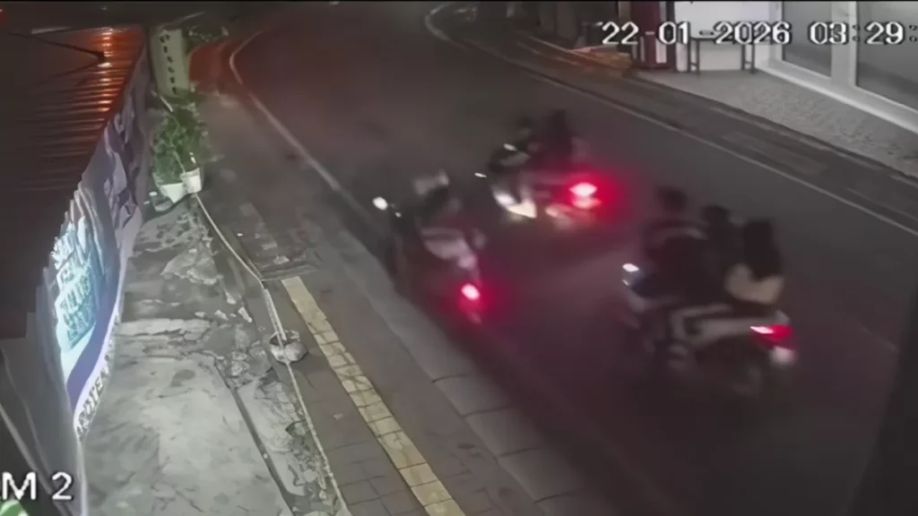 CCTV footage of a mugging on Jalan Buana Raya, Denpasar, Thursday (January 22, 2026).