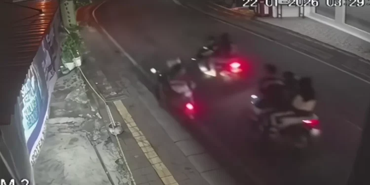CCTV footage of a mugging on Jalan Buana Raya, Denpasar, Thursday (January 22, 2026).