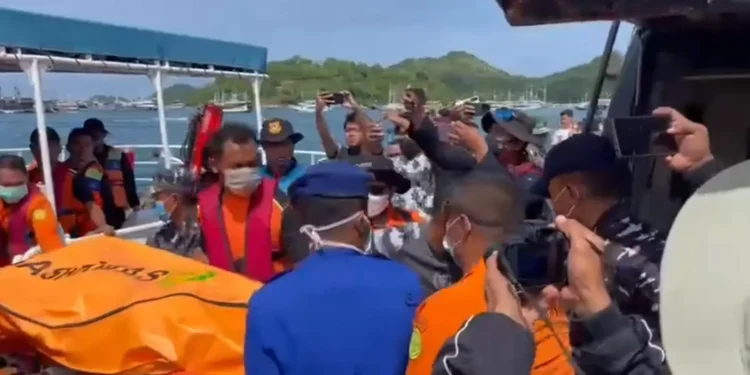 Video: A Solemn Return: Valencia Coach's Final Journey to Labuan Bajo Port 37 Screenshot of the video of the body of the Valencia coach arriving at the Labuan Bajo marina pier on January 4, 2026 (Heybali)