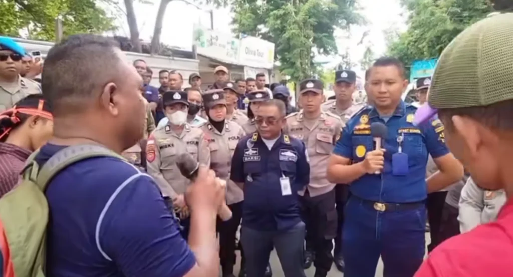 Photo: Demonstrators in Labuan Bajo demanding the immediate removal of the Head of the KSOP and the indictment of the suspect, as he is considered primarily responsible for the sinking of the Putri Sakinah. January 8, 2026