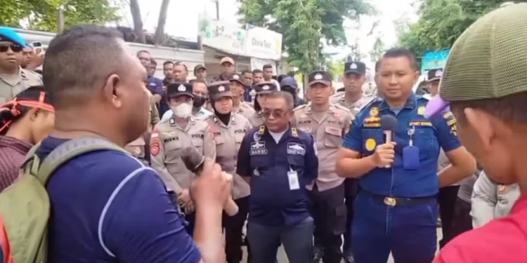 Safety for Sale? Labuan Bajo's Fury After a Fatal Shipwreck Exposes Tourism's Dark Undercurrent. 37 Photo: Demonstrators in Labuan Bajo demanding the immediate removal of the Head of the KSOP and the indictment of the suspect, as he is considered primarily responsible for the sinking of the Putri Sakinah. January 8, 2026