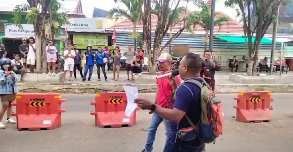 Photo: Demonstrators in Labuan Bajo demanding the immediate removal of the Head of the KSOP and the indictment of the suspect, as he is considered primarily responsible for the sinking of the Putri Sakinah. January 8, 2026