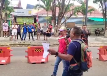 Photo: Demonstrators in Labuan Bajo demanding the immediate removal of the Head of the KSOP and the indictment of the suspect, as he is considered primarily responsible for the sinking of the Putri Sakinah. January 8, 2026