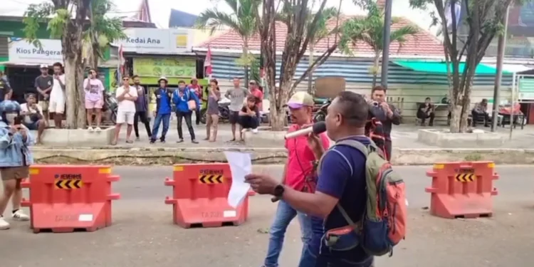 Photo: Demonstrators in Labuan Bajo demanding the immediate removal of the Head of the KSOP and the indictment of the suspect, as he is considered primarily responsible for the sinking of the Putri Sakinah. January 8, 2026
