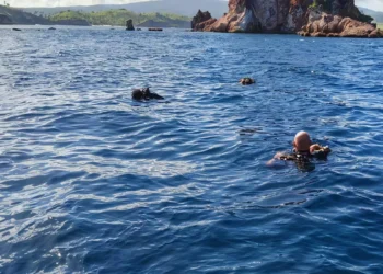 Divers search for victims of the sinking of the Putri Sakinah pinisi boat in the waters off Padar Island, Komodo National Park, Saturday (January 3, 2026)