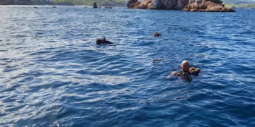 Divers search for victims of the sinking of the Putri Sakinah pinisi boat in the waters off Padar Island, Komodo National Park, Saturday (January 3, 2026)