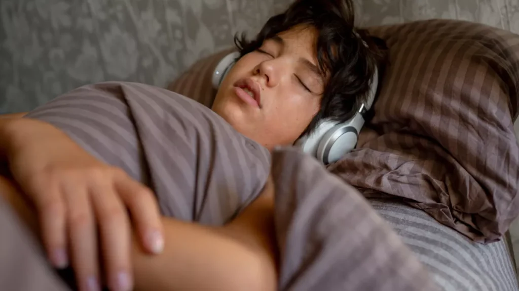 Illustration of a person sleeping with headphones. The fire in Denpasar, Bali, exposed the dangers of sleeping with headphones. (Hey Bali/ Freepik)