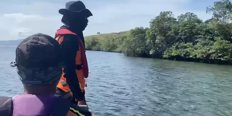 A joint search and rescue team combs the mangrove forest for victims of the Putri Sakinah pinisi boat that sank in the Padar Island Strait, Komodo National Park, Friday (January 2, 2026).