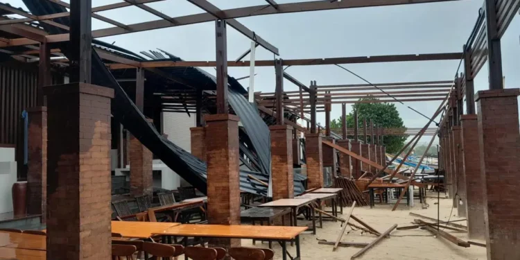 Jimbaran's Cafe Row Damaged by Pre-Dawn Winds, No Casualties Reported