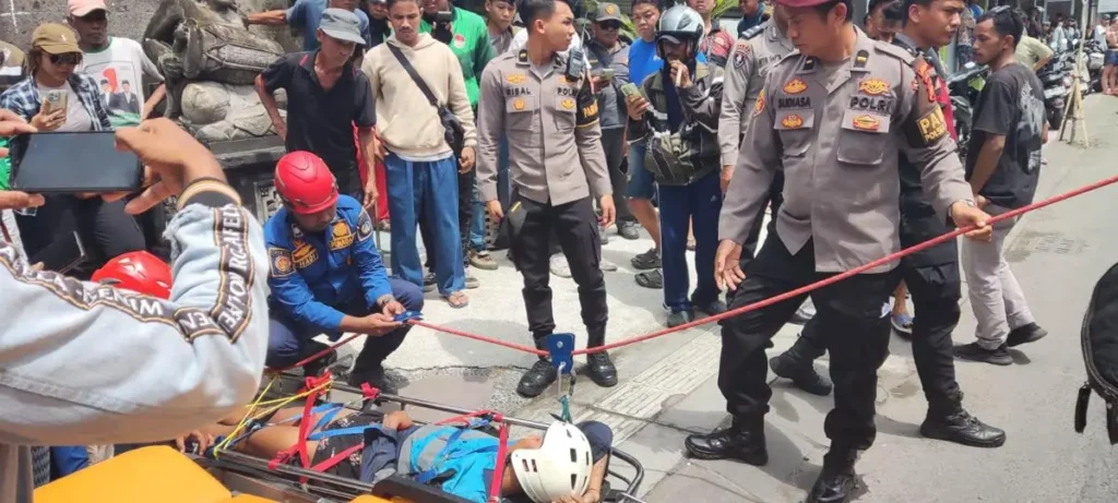 Photo of the evacuation of victims of electric shock in Pererenan