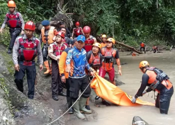 The body of Yuliana, a victim of being swept away in Kuwum Village, Marga, Tabanan, was found on Thursday (22/1/2025).