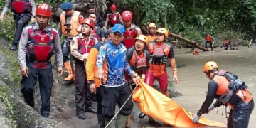 The body of Yuliana, a victim of being swept away in Kuwum Village, Marga, Tabanan, was found on Thursday (22/1/2025).