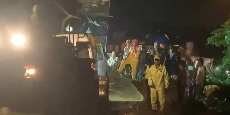 Evacuation of a car buried by a landslide at the Ceking tourist site in Tegallalang. (Doc. Gianyar Regional Disaster Management Agency)