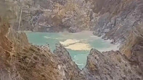 Official Explanation for "Boiling Water" Sounds at Indonesia’s Tri-Colored Kelimutu Lakes 38 A rumbling sound has gone viral at one of the three lakes on Mount Kelimutu, Ende, East Nusa Tenggara. (Photo: Instagram screenshot ntt.update)