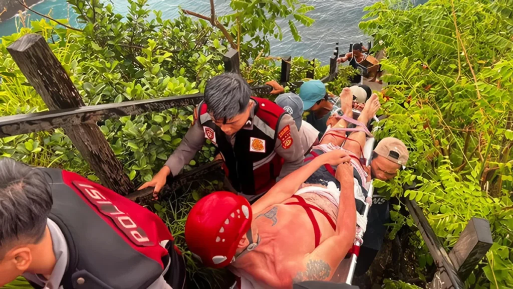 Efforts to evacuate Czech citizens from Kelingking Beach, Nusa Penida, Friday (January 9, 2026). (Nusa Penida Police)
