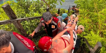 Efforts to evacuate Czech citizens from Kelingking Beach, Nusa Penida, Friday (January 9, 2026). (Nusa Penida Police)