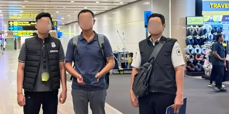 Photo: South Korean citizen CHK (56) was deported for removing Badung Public Order Agency (Satpol PP) lines. (Doc. Ngurah Rai Immigration Office)