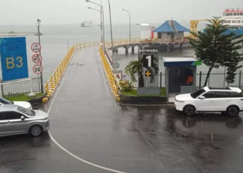 Ketapang Port is closed due to bad weather and poor visibility.