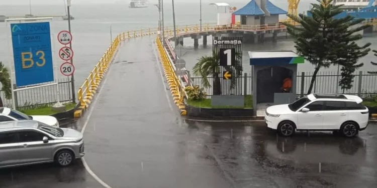 Ketapang Port is closed due to bad weather and poor visibility.