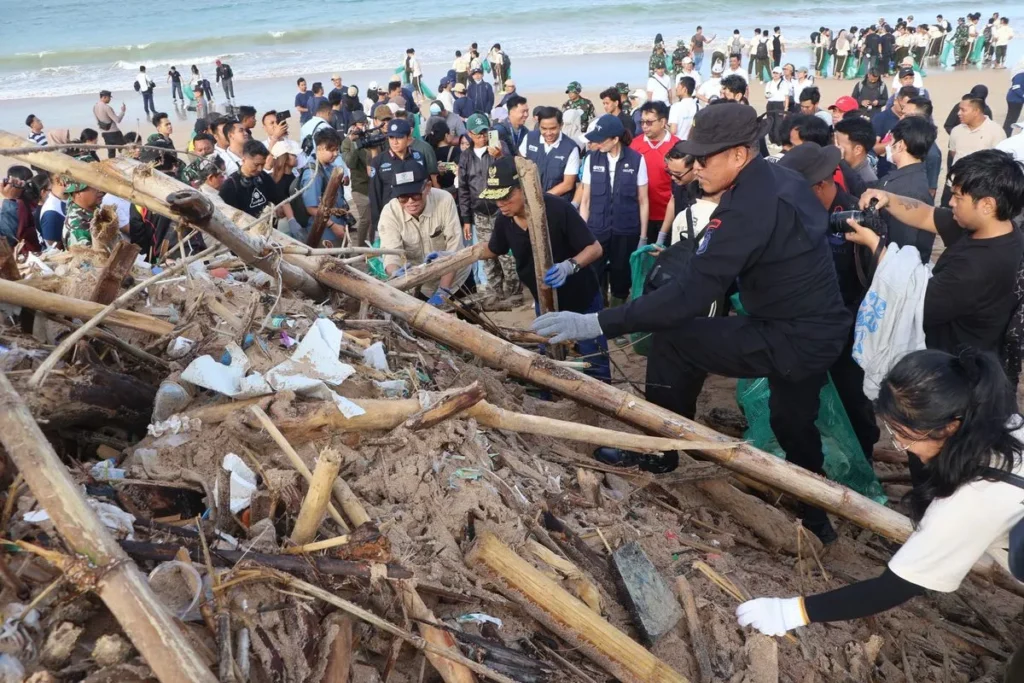 From Kedonganan to Seminyak: Inside Bali's New 24-Hour Beach Cleanup Plan 38 Bali Governor I Wayan Koster participated in a cleanup at Kedonganan Beach, Badung Regency, Friday (February 6, 2026). (BALI PROVINCIAL GOVERNMENT DOCUMENTATION)